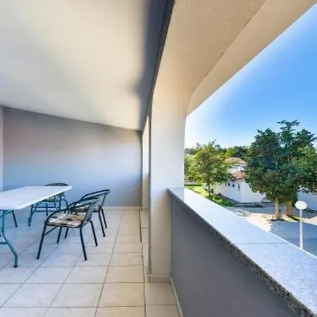 Beautiful Leut -near Queen Apartment