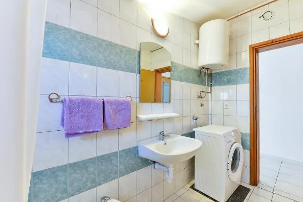 Leut Near The Queen - By Ta Leut Agency *