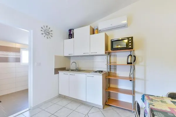 Leut Near The Queen - By Ta Leut Agency