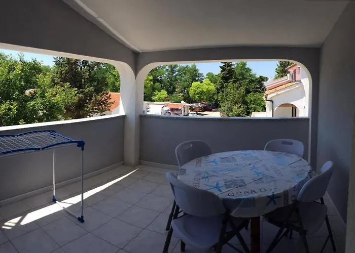 Leut Near The Queen - By Ta Leut Agency Privlaka (Zadar)